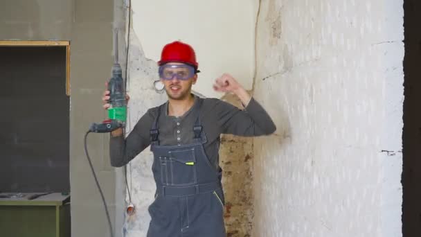 Joven arquitecto bailando en el edificio de construcción . — Vídeo de stock