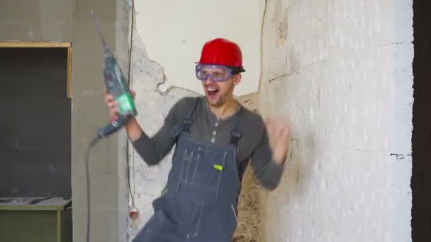 Jovem arquiteto dançando no prédio da construção . — Vídeo de Stock