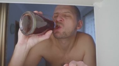 Dolapta bir şişe T-shirt içecekler alkolsüz alkolik. alkol kötüye kullanımı ve alkolizm kavram ev kanepe, üzgün.