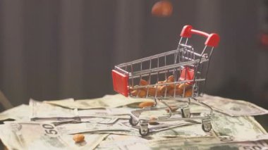 Marketten alışveriş sepeti ile badem fındık dolu. badem fındık süpermarket sepeti içine para arka plan üzerinde düşmek..