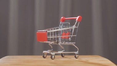 vida süpermarket sepeti içine düşmek. Konsept İnşaat malzemeleri Satılık. İnşaat sektöründe.