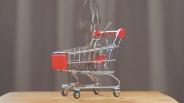 vida süpermarket sepeti içine düşmek. Konsept İnşaat malzemeleri Satılık. İnşaat sektöründe.