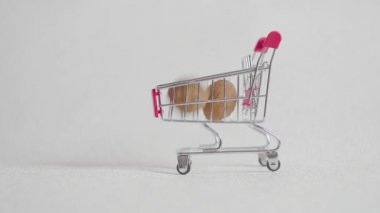 Ceviz fındık ile dolu süpermarket alışveriş sepetinden. ceviz süpermarket arabası düşmek.