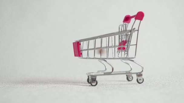 Carrito de compras del supermercado lleno de avellanas. avellana caída en el carrito del supermercado . — Vídeo de stock