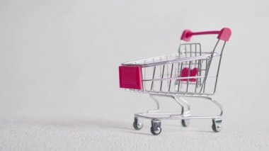 küçük alışveriş sepeti ile makarna. Makarna alışveriş sepeti içine düşmek.