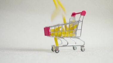 küçük alışveriş sepeti ile makarna. Makarna alışveriş sepeti içine düşmek.