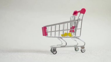 küçük alışveriş sepeti ile makarna. Makarna alışveriş sepeti içine düşmek.