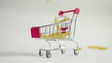 küçük alışveriş sepeti ile makarna. Makarna alışveriş sepeti içine düşmek