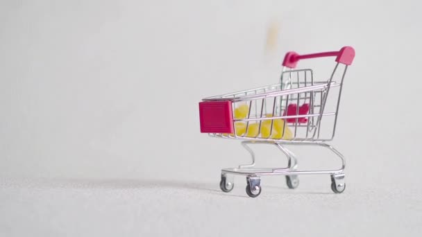 Small shopping cart with pasta. pasta fall into shopping basket. — Stock Video