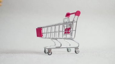 Alışveriş sepeti içinde sigarası. Süpermarket arabası içinde sigarası. Sağlık ve bağımlılık kavramı.