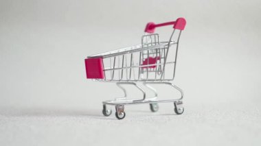 Alışveriş sepeti içinde sigarası. Süpermarket arabası içinde sigarası. Sağlık ve bağımlılık kavramı.