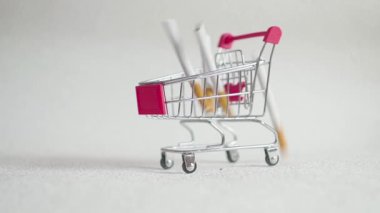 Alışveriş sepeti içinde sigarası. Süpermarket arabası içinde sigarası. Sağlık ve bağımlılık kavramı.