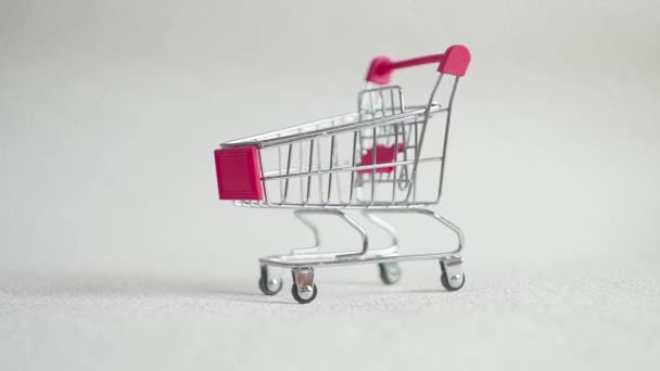 Papierosy w koszyk na zakupy. Papierosy w supermarkecie wózki. Koncepcja zdrowia i uzależnień. — Wideo stockowe