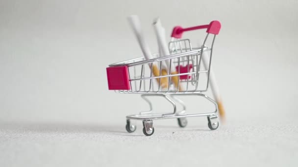 Cigarrillos en el carrito de la compra. Cigarrillos en carritos de supermercado. Concepto sobre salud y adicción . — Vídeo de stock