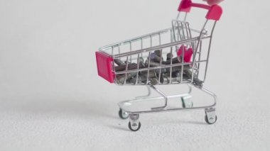 turuncu Chrome alışveriş sepeti mermi kirli kil ile kapatın. Sepet içine düşen kartuşları.