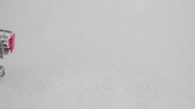 turuncu Chrome alışveriş sepeti mermi kirli kil ile kapatın. Sepet içine düşen kartuşları.