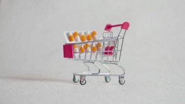 Tıp, hap, uyuşturucu veya alışveriş sepeti için sağlık ve tıbbi kavramı beyaz arka plan üzerinde içinde bir Vakumlu ambalaj tablet