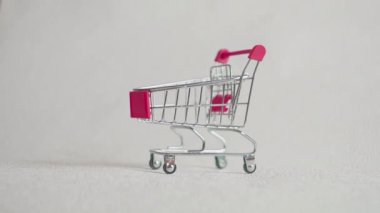 Tıp, hap, uyuşturucu veya alışveriş sepeti için sağlık ve tıbbi kavramı beyaz arka plan üzerinde içinde bir Vakumlu ambalaj tablet