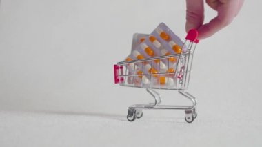 Tıp, hap, uyuşturucu veya alışveriş sepeti için sağlık ve tıbbi kavramı beyaz arka plan üzerinde içinde bir Vakumlu ambalaj tablet.