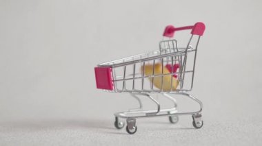 Adet kraker ile alışveriş arabası. beyaz izole