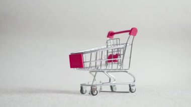 alışveriş sepeti dolusu büyük tırnağı. çivi ticaret kavramı