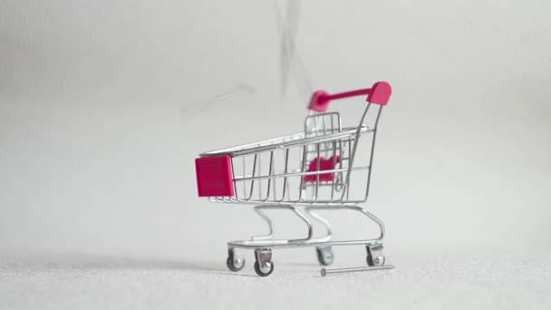 ショッピング カートの大型爪のフル。爪を取引の概念 — ストック動画