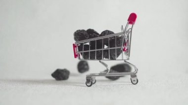 Alışveriş. Kurutulmuş meyve alımı. Kuru Erik kurutulmuş tarihleri