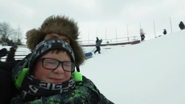 Молодий Чоловік Веселим Хлопчиком Катанням Гірських Лижах Взимку Льоду Красивий — стокове відео