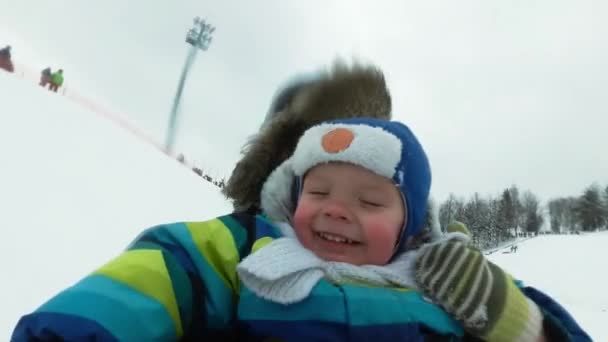 Joven Con Niño Alegre Con Una Montaña Rusa Invierno Hielo — Vídeos de Stock