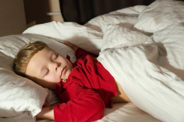 erkek yatakta gece uyku bebek bebek