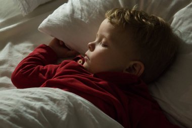 erkek yatakta gece uyku bebek bebek