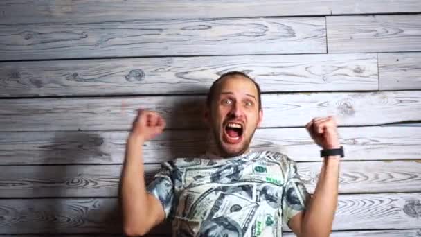 Gek Gelukkig Man Dollar Shirt Verheugt Zich Succes Glimlacht Springt — Stockvideo