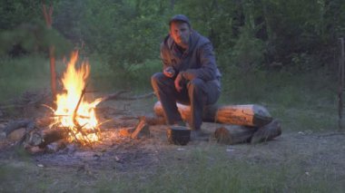 Akşamları pot yangın yakın erkek gezgin yiyor
