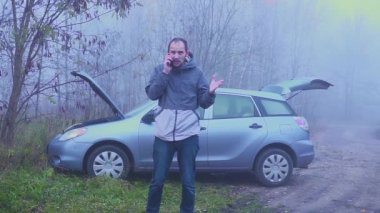 Eski bir araba cep telefonu bağırıyor, agresif sürücü. Yeni bir araba değiştirmek için onun zaman.