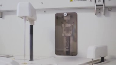 Tedavi sırasında tıbbi laboratuvar ekipmanları, kan, serum, idrar ve plazma örneklerini test eden otomatik aygıt.
