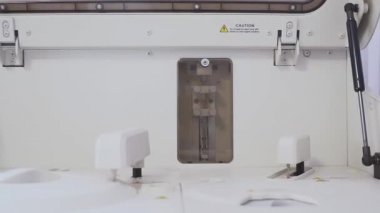 Tedavi sırasında tıbbi laboratuvar ekipmanları, kan, serum, idrar ve plazma örneklerini test eden otomatik aygıt.