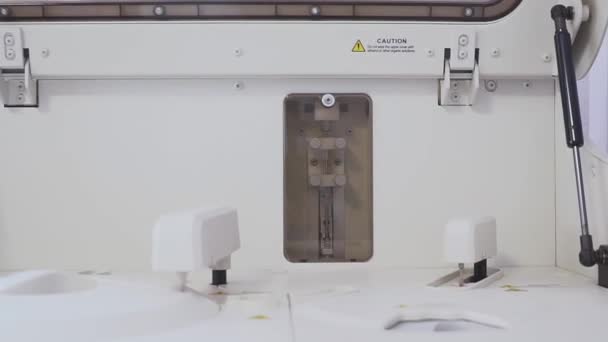 Matériel de laboratoire médical pendant le traitement, analyse automatisée des échantillons de sang, de sérum, d'urine et de plasma. — Video