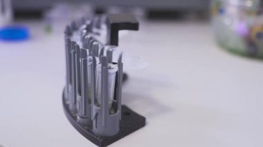Tarama test tüpü analizi ile hemşire ve bir destek Laboratuvar Şişeler altında koymak. Makine için kan analizi çalışması için hazırlık