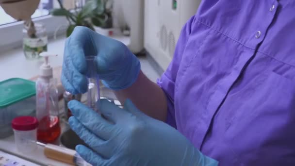 Microbiólogo médico utilizando el microscopio y haciendo análisis de orina en el laboratorio . — Vídeo de stock