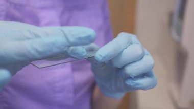 mikroskop kullanarak ve idrar analiz laboratuvarı yapıyor Doktor mikrobiyolog.