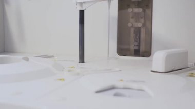 Tedavi sırasında tıbbi laboratuvar ekipmanları, kan, serum, idrar ve plazma örneklerini test eden otomatik aygıt.