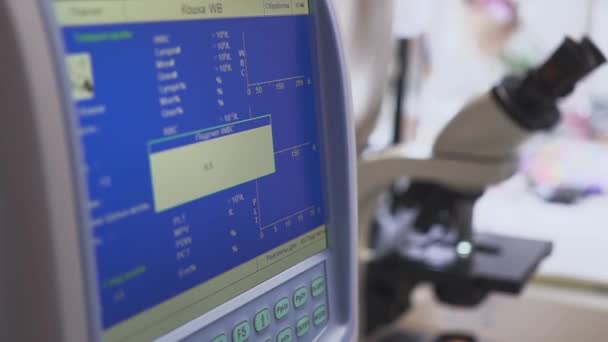 Aparelhos de análise de sangue no laboratório médico — Vídeo de Stock