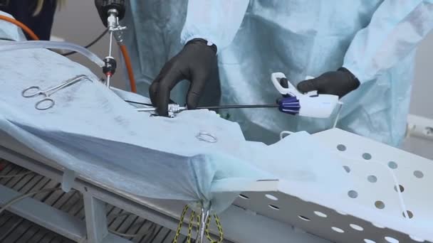 Närbild av buken av tålmodig och medicinska instrument under laparoskopisk operation på sjukhus. Laparoskopisk kirurgi. begreppet medicin. — Stockvideo