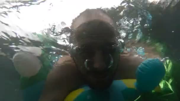 Retrato subaquático de um homem sorridente. Pessoa se divertindo na piscina. Conceito de férias de verão. selfos . — Vídeo de Stock