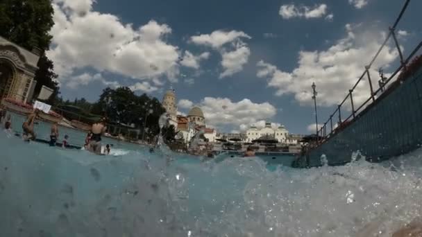 Budapest - 2 juli 2018: vy över Termalbadet Gellert. Konstgjorda hav våg, människor av olika raser. — Stockvideo