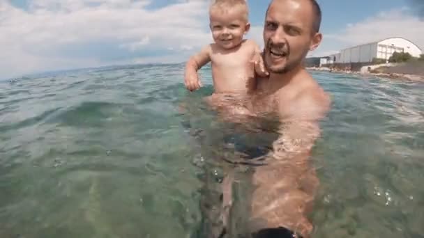幸せな家庭を一緒にビーチに Selfie を取る — ストック動画