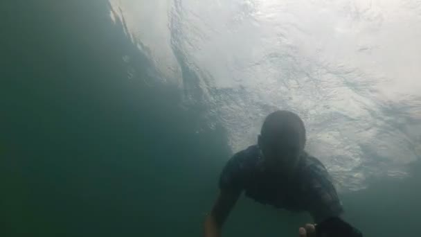 Podnikatel, pomocí smartphone pod vodou ve zpomaleném filmu. Přírodní jezero — Stock video