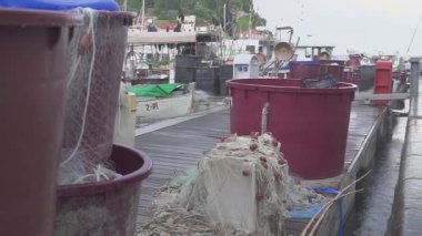 bir kaç eski balıkçı üç drift ağları ile pier Park.