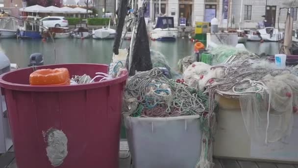 Een paar oude vesselis van de visserij met drijfnetten geparkeerd in de buurt van pier. — Stockvideo