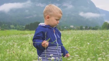 Yürüyüş ve yalnız dağ açık havada oynayan çocuk.